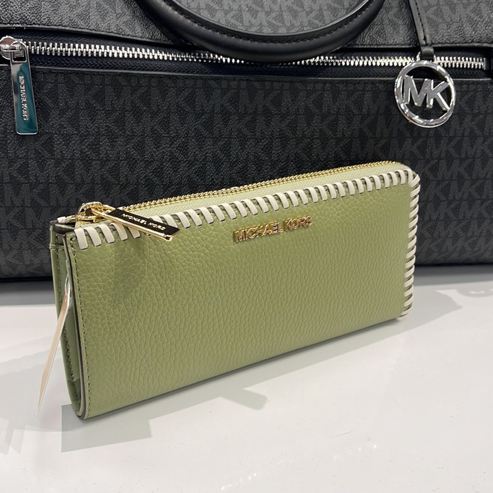 Michael Kors Jet Set Travel Large Pebble Leather Quarter-Zip Wallet
NWT - Picture 12 of 16